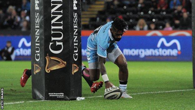 Niko Matwalu scores a Glasgow try