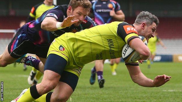 Tom Brady scores a first half try for Leicester