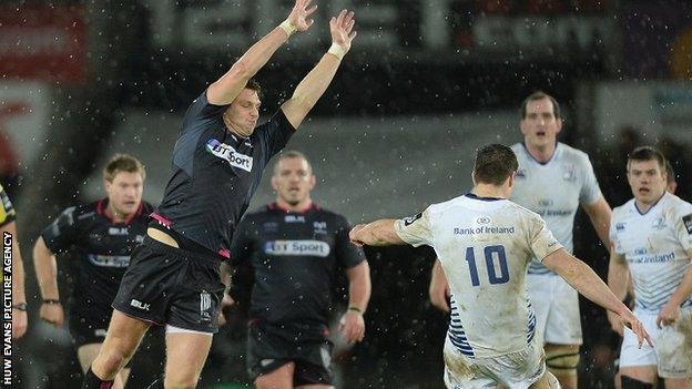 Dan Biggar attempts to charge down a Johnny Sexton kick