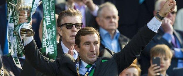 Hibs head coach Alan Stubbs with the Scottish Cup