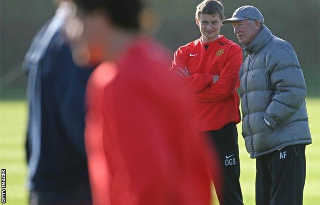 Ole Gunnar Solskjaer and Sir Alex Ferguson at Manchester United training in 2007