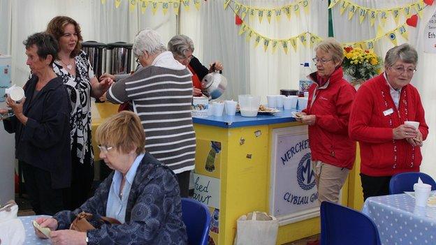 Paned a chroeso cynnes i bawb am mhabell Merched y Wawr // Time for a cuppa in the Merched y Wawr tent