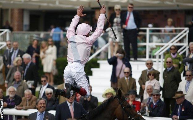 Frankie Dettori performs a flying dismount from So Mi Dar