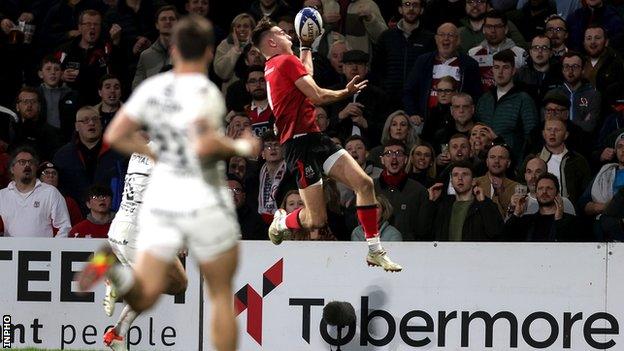 Ethan McIlroy scores his second try