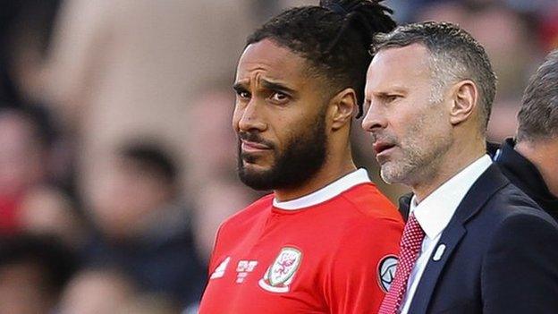 Ashley Williams a Ryan Giggs