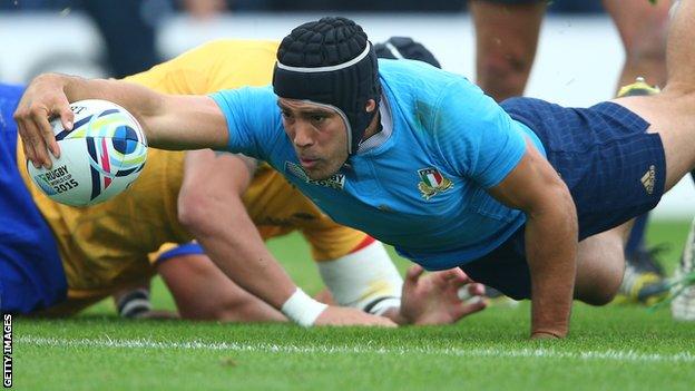 Italy's Edoardo Gori scores a try against Romania at the 2015 World Cup