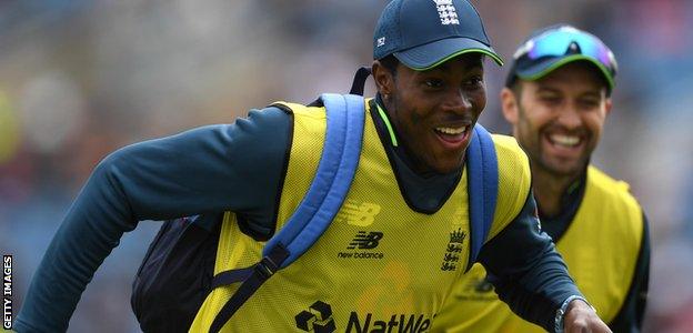 Jofra Archer smiles while racing Mark Wood on 12th man duties