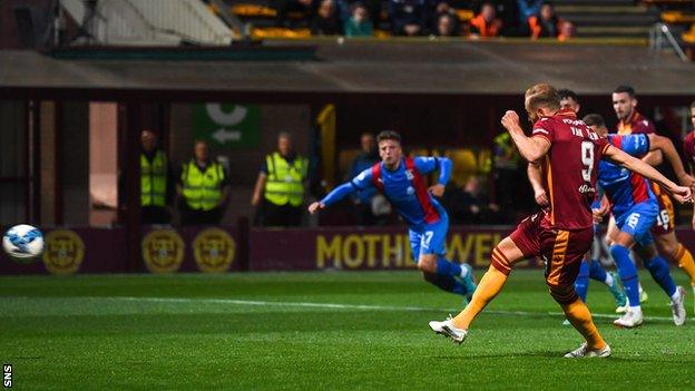 Kevin van Veen scores