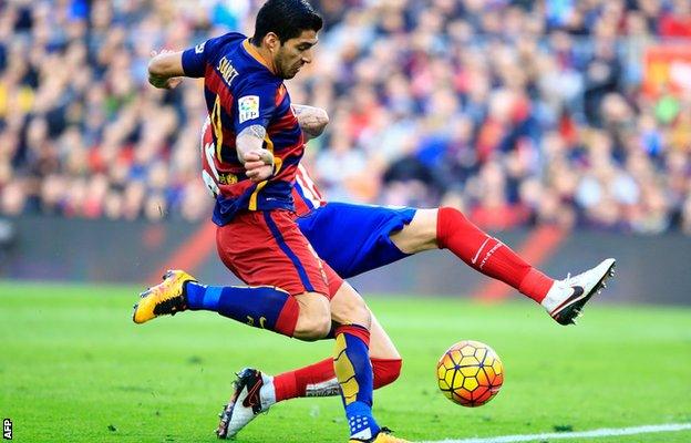 Luis Suarez scores for Barcelona against Atletico Madrid