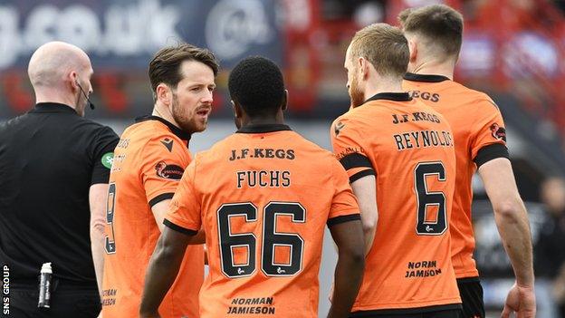 Marc McNulty (left) in conversation with his Dundee United teammates