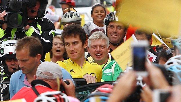 Geraint Thomas surrounded by Welsh fans in his homecoming parade in Cardiff