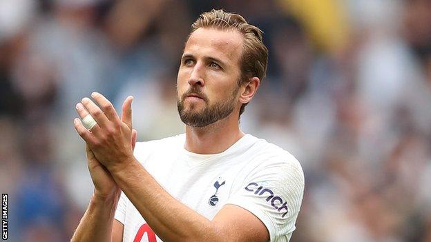 Harry Kane claps the Tottenham fans