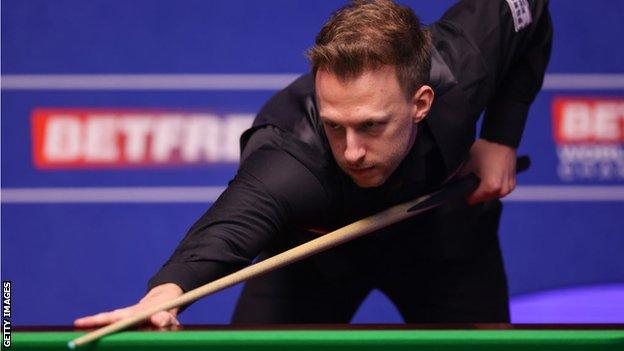 Judd Trump prepares to play a shot