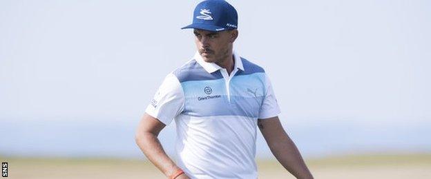 Rickie Fowler acknowledges a successful putt during his third round