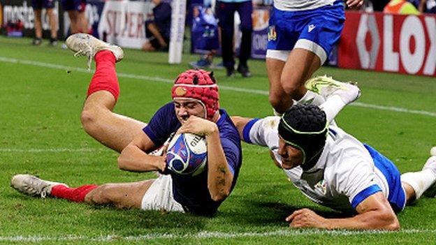 Louis Bielle-Biarrey of France scores a try