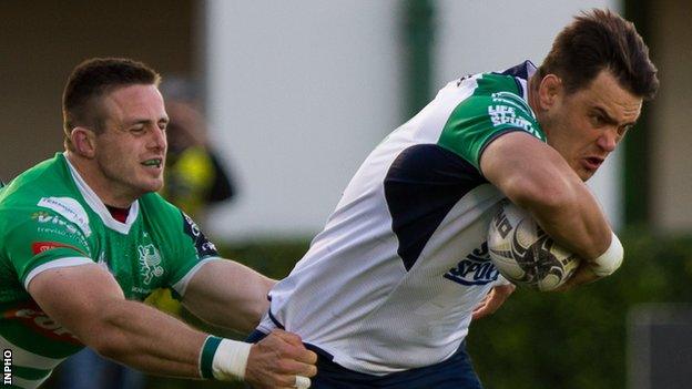 Connacht lock Quinn Roux tries to gain ground in Italy