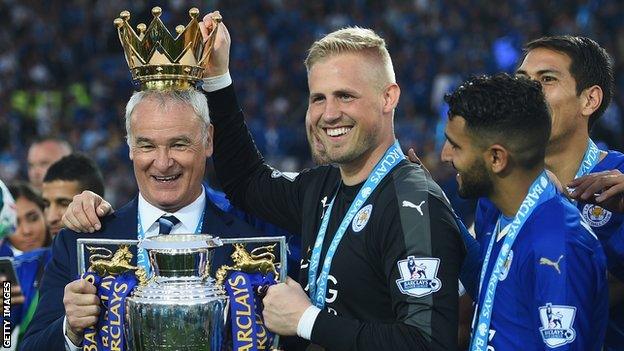 Kasper Schmeichel puts the crown on Ranieri's head