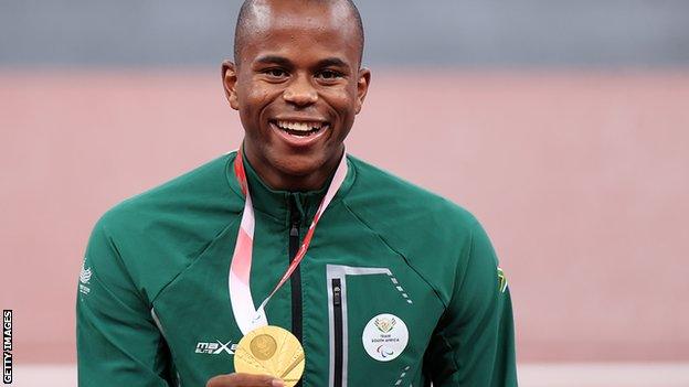 Ntando Mahlangu with a gold medal at the Tokyo Paralympics