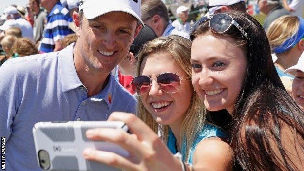 Justin Rose stops for selfies with fans at the US Open