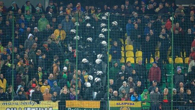 Riot police separate fans in Vilnius