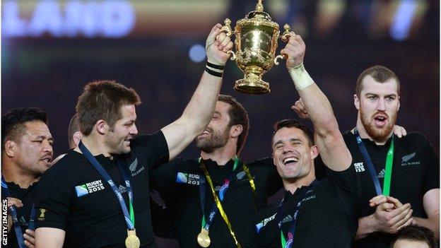 Richie McCaw and Dan Carter hoist the Webb Ellis Cup