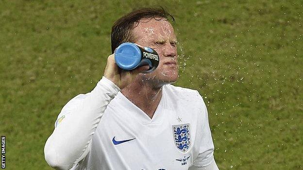 Wayne Rooney splashes water on his face