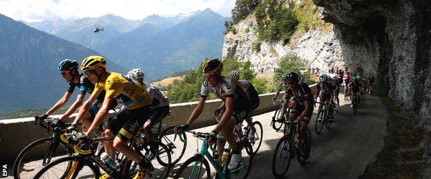 Chris Froome lead the peloton through a mountain pass