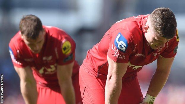 Scott Williams (R) was dejected after defeat by Leinster in Dublin