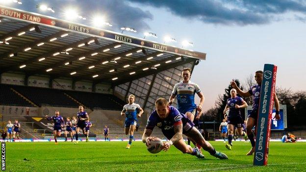 Zak Hardaker scores