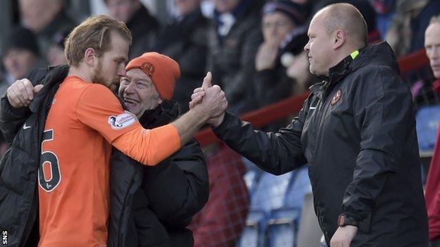 Dundee United's Mixu Paatelainen (right) congratulates striker Henri Anier