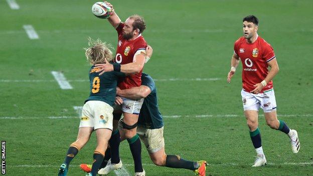 Alun Wyn Jones tackled by Faf De Klerk