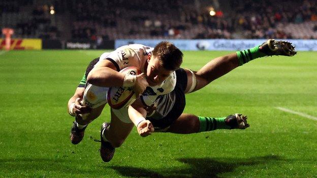 Joe Carpenter scores a try during the Premiership Rugby Cup match between Harlequins and Sale Sharks at Twickenham Stoop