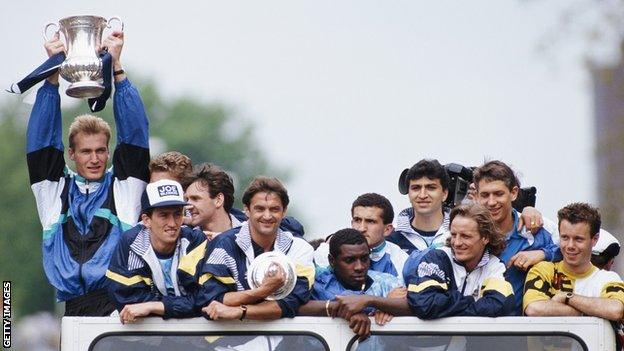 Justin Edinburgh celebrates 1991 FA Cup final win with teammates