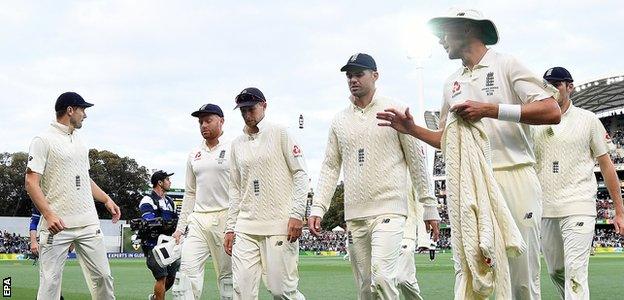 England walk off the field after Australia declare