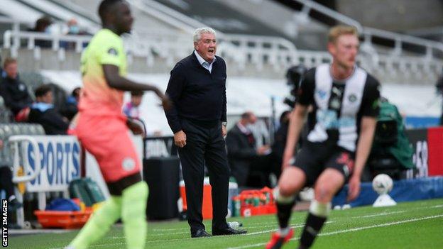 Steve Bruce in the touchline against Manchester City