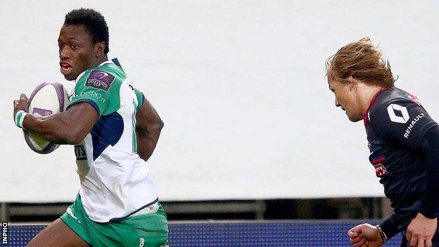 Niyi Adeolokun outpaces Grenoble's Charl McLeod to score his second try