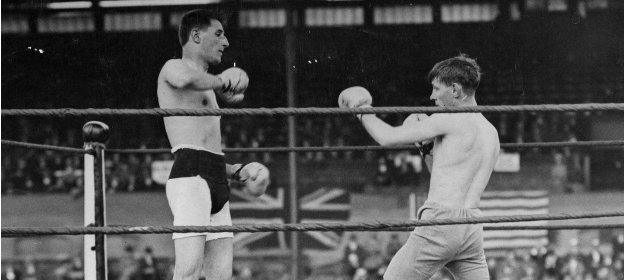 Jimmy Wilde (R) against Joe Conn at Stamford Bridge, London in 1918