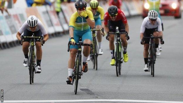 (l-r) Georgia Williams, Chloe Hoksing and Dani Rowe in the Commonwealth Games women's road race