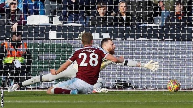 Tomas Soucek scores for West Ham