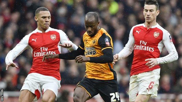 Sone Aluko vies with Kieran Gibbs and Laurent Koscielny