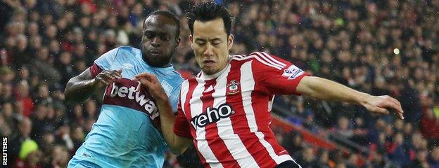 Maya Yoshida battles Victor Moses