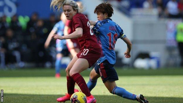 Lauren Hemp playing for England against Japan