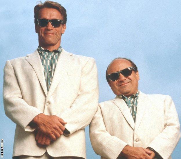 Arnold Schwarzenegger and Danny de Vito in Twins, 1988