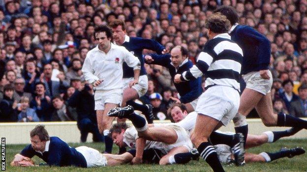 Roy Laidlaw scores for Scotland against England at Twickenham