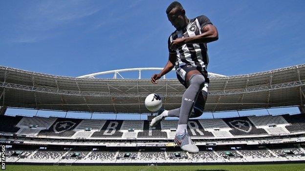 Salomon Kalou at his Botafogo unveiling