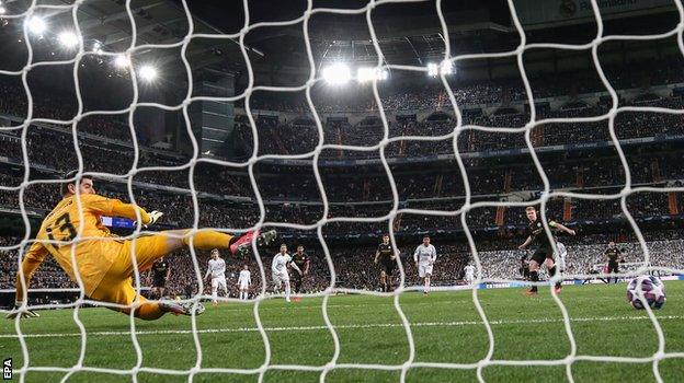 Kevin de Bruyne puts Manchester City 2-1 ahead from the penalty spot