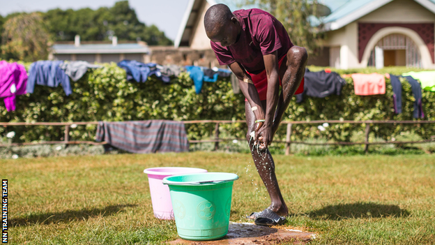 Kipchoge washing his feet