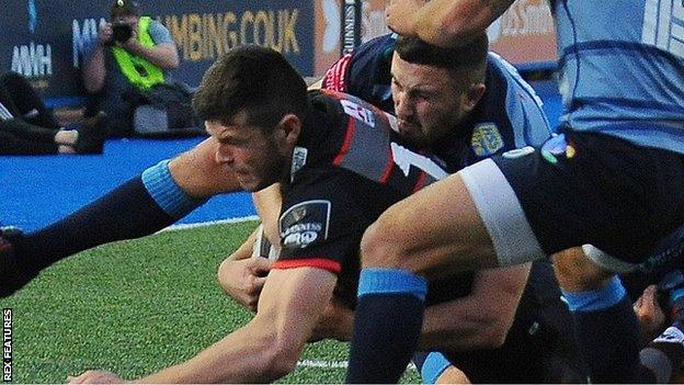 Blair Kinghorn goes over for Edinburgh