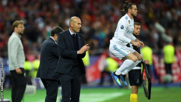 Zinedine Zidane and Gareth Bale on side lines