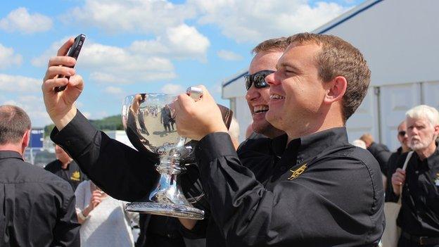 Aelodau Côr Meibion Taf yn cofnodi'r foment fuddugol am byth // Documenting the moment of victory